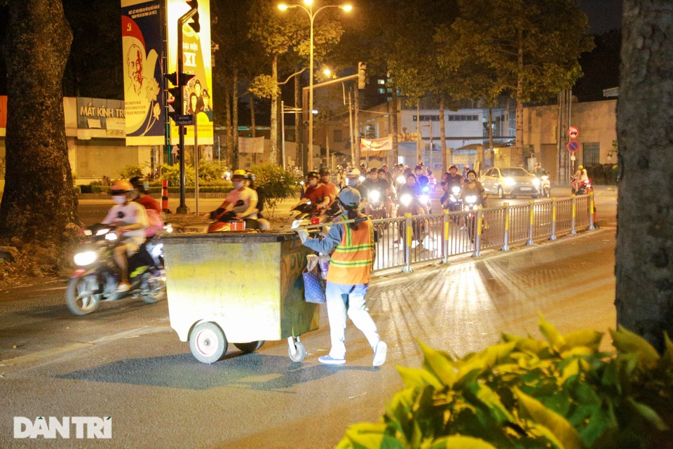 Nữ công nhân vệ sinh: Ngày 8/3 rác chắc sẽ nhiều hơn, việc vất vả hơn - 7 Nữ công nhân vệ sinh: Ngày 8/3 rác chắc sẽ nhiều hơn, việc vất vả hơn - 7