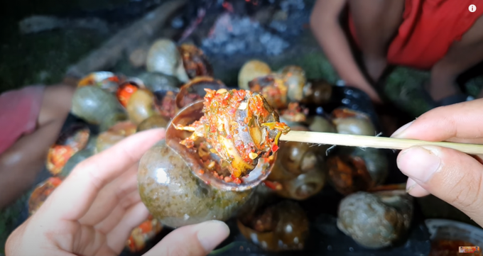Ốc bươu vàng "to khổng lồ" nướng siêu cay ngon khó cưỡng! - Ảnh 11. Ốc bươu vàng "to khổng lồ" nướng siêu cay ngon khó cưỡng! - Ảnh 11.