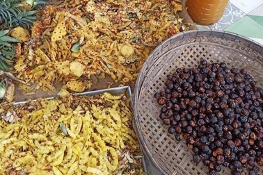 Người phụ nữ bật bí cách làm nước tẩy rửa từ bồ hòn và phế phẩm nông nghiệp