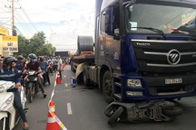 Thai nhi văng ra khỏi bụng mẹ sau vụ tai nạn kinh hoàng với xe container