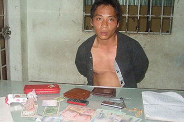 Lao vào “cứu” người bị nạn để… “hôi của”