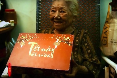 Bà lão bán vé số 80 tuổi ngày ngày hái thuốc cứu người