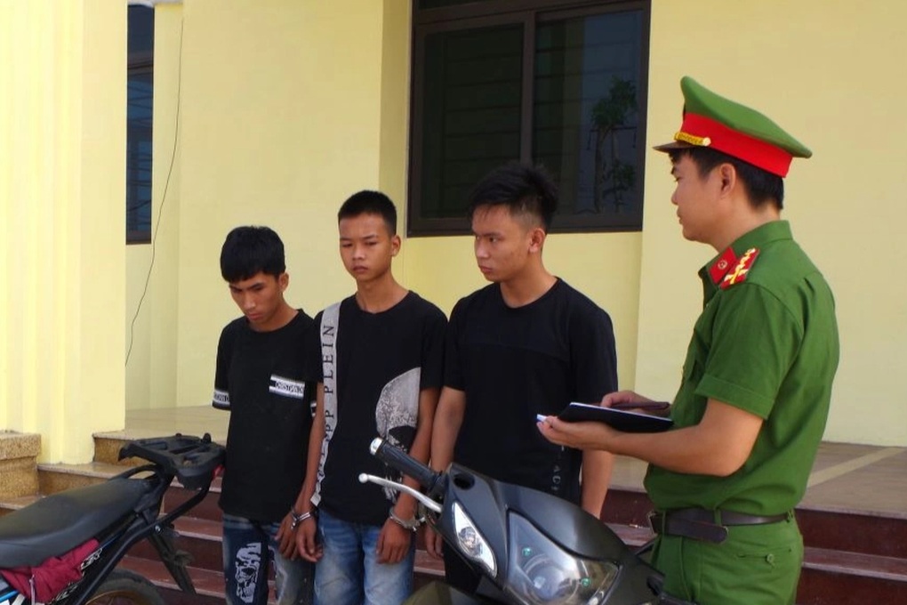 Bắt giữ nhóm đối tượng mặc áo chống nắng, đeo khẩu trang đi cướp điện thoại