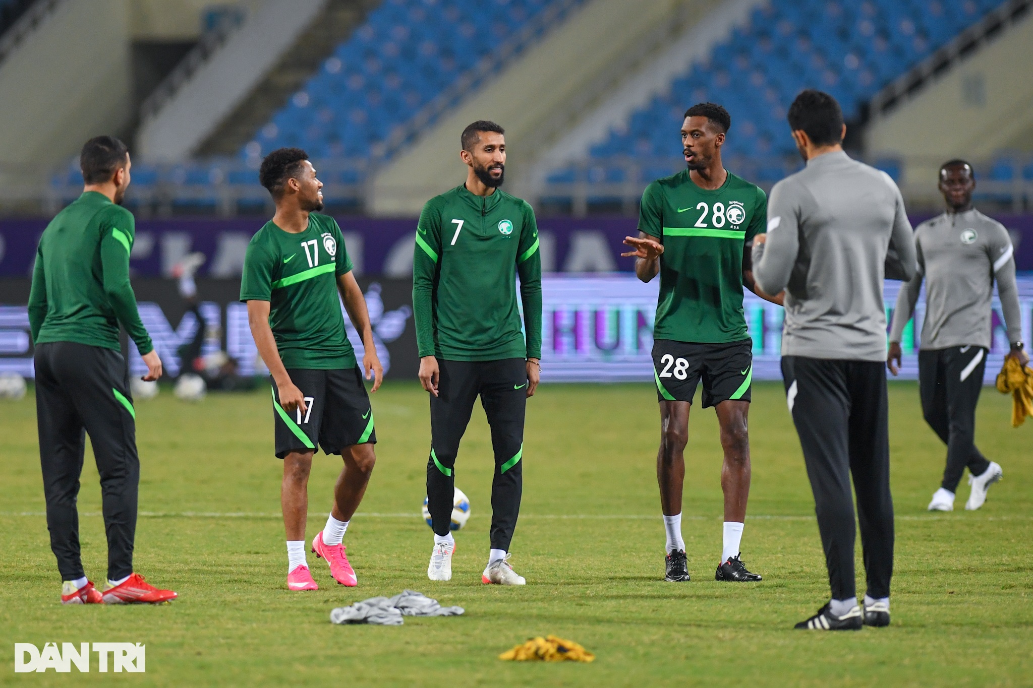 Đội tuyển Saudi Arabia chơi bóng bàn, chịu phạt búng tai trên sân Mỹ Đình - 10 Đội tuyển Saudi Arabia chơi bóng bàn, chịu phạt búng tai trên sân Mỹ Đình - 10