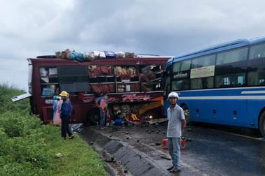Hai xe khách va chạm nhau, 7 người bị thương