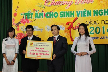 Trao quà Tết đến hơn 300 sinh viên nghèo học giỏi