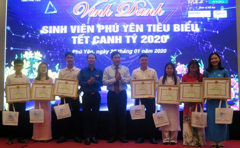 Phú Yên: Vinh danh 155 sinh viên tiêu biểu - 1 Phú Yên: Vinh danh 155 sinh viên tiêu biểu - 1