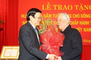 Đồng chí Đỗ Mười nhận huy hiệu 75 năm tuổi Đảng