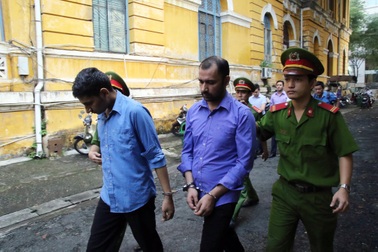 Khách ngoại quốc chích điện, cướp xe tài xế GrabBike vì… ghét