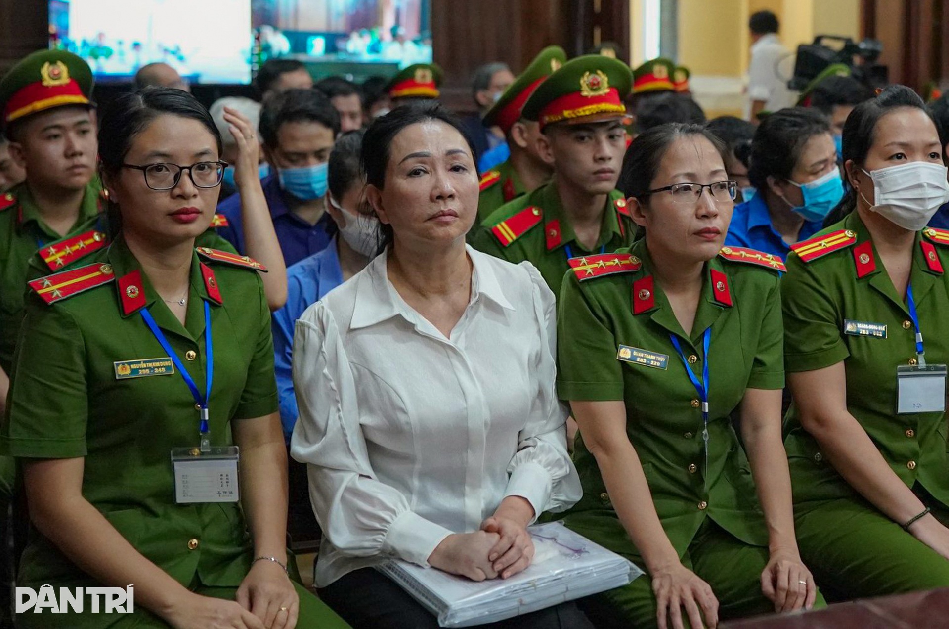 Bị cáo Trương Mỹ Lan đeo kính đen rời tòa sau ngày xét xử đầu tiên - 9 Bị cáo Trương Mỹ Lan đeo kính đen rời tòa sau ngày xét xử đầu tiên - 9