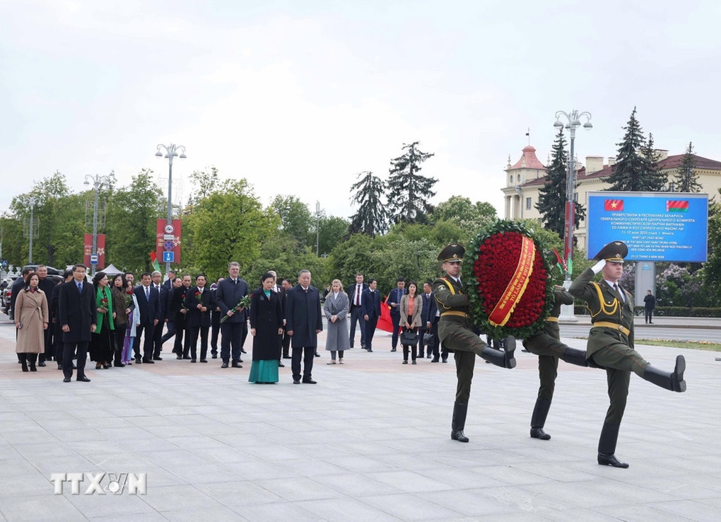 Tổng Bí thư Tô Lâm đặt hoa tại Tượng đài Chiến thắng ở thủ đô của Belarus - 1 Tổng Bí thư Tô Lâm đặt hoa tại Tượng đài Chiến thắng ở thủ đô của Belarus - 1