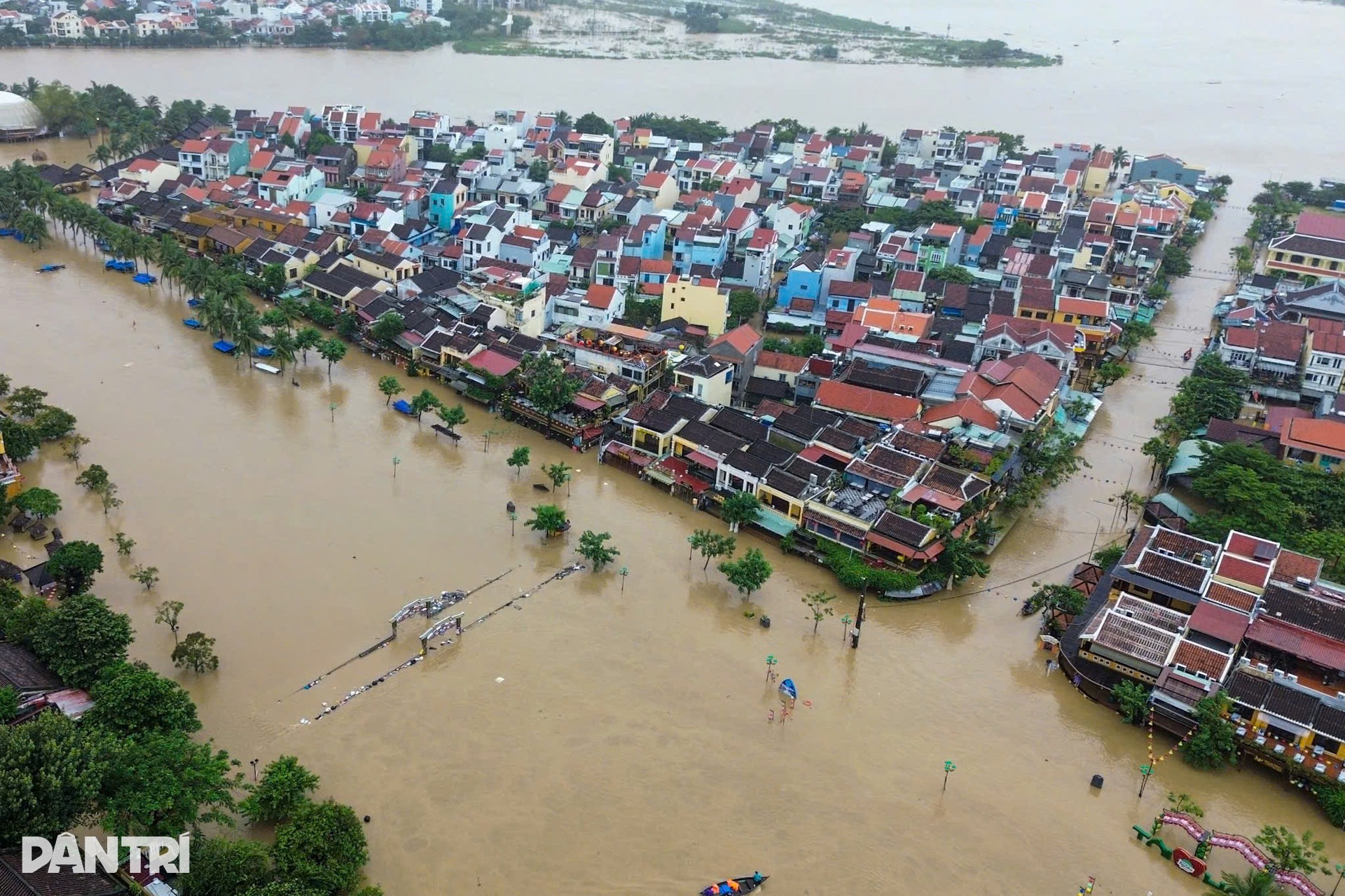 Lũ cuốn trôi cầu, nhấn chìm hàng trăm ngôi nhà ở miền Trung - 7