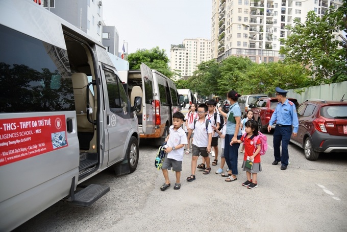 Lực lượng Thanh tra tuyên truyền, kiểm tra các xe ô tô vận tải hành khách chuyên chở học sinh