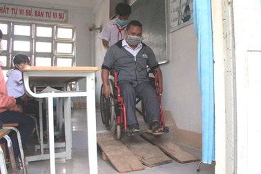 Xúc động với hình ảnh thầy giáo đến trường "gieo chữ" trên chiếc xe lăn