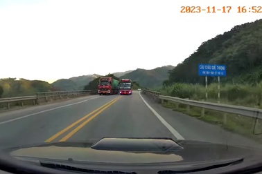 Xe khách vượt ẩu trên cao tốc, ép xe ngược chiều vào sát hộ lan tôn