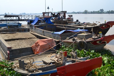 Giá cát tăng cao, “cát tặc” lộng hành