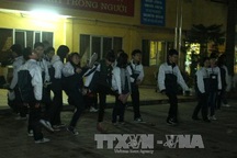 Học sinh THPT tập Thể dục vào buổi... tối! 