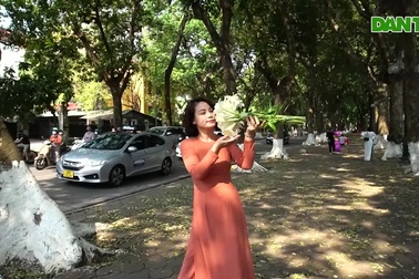 Chị em Hà thành "chịu chơi", chi tiền triệu "săn ảnh" hoa loa kèn