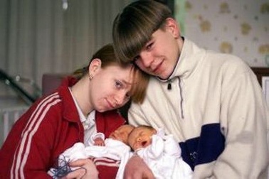 Những ông bố bà mẹ trẻ tuổi nhất thế giới (P1)