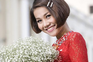 Siêu mẫu Thanh Hằng thích ăn chay, đi chùa đầu năm