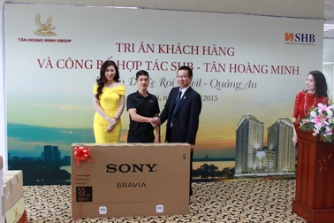 Á hậu Dương Tú Anh tỏa sáng tại Lễ công bố hợp tác SHB – Tân Hoàng Minh