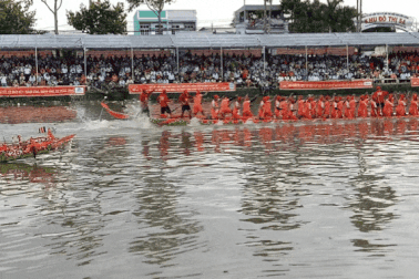 Đồng bào Khmer tưng bừng tranh tài đua ghe Ngo trên sông