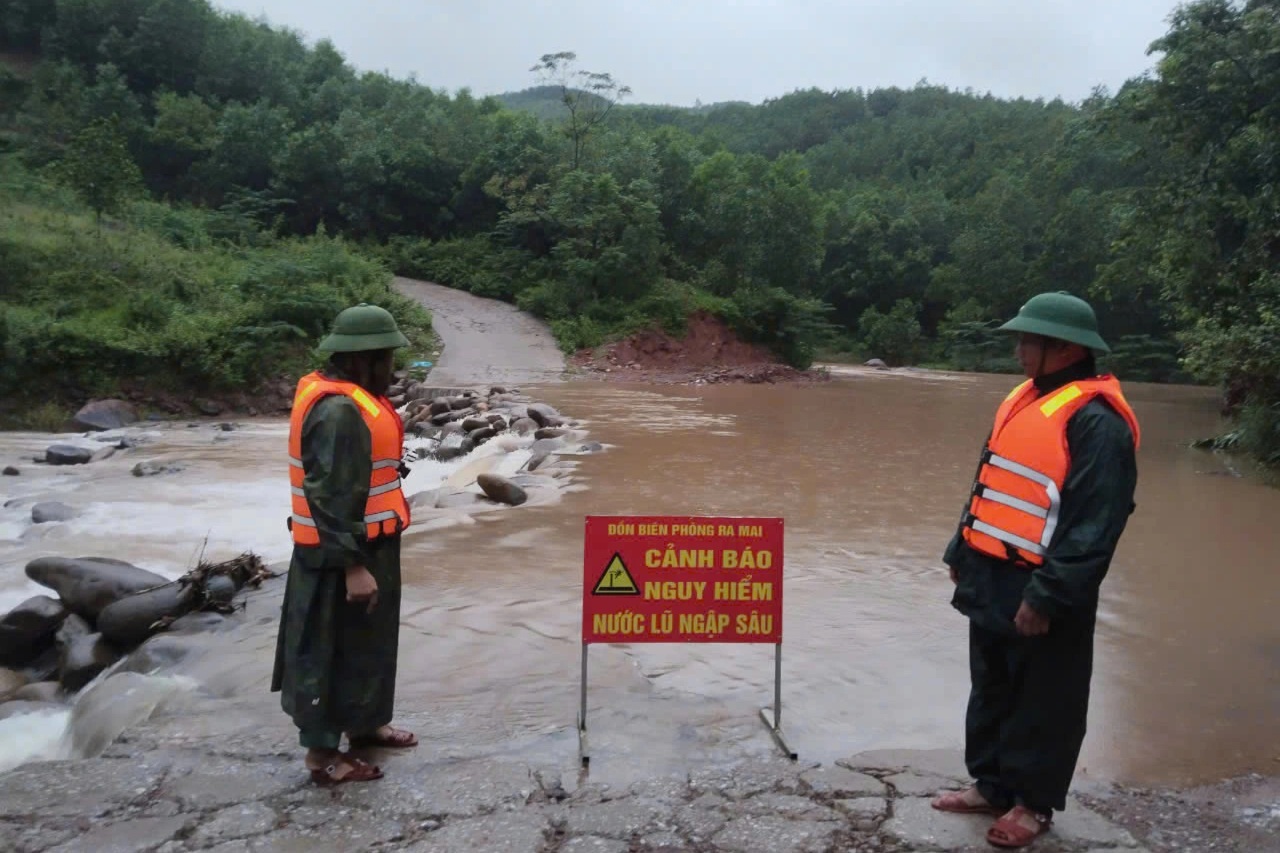 Mưa lũ gây chia cắt nhiều nơi, Quảng Bình di dời khẩn cấp hơn 500 người - 1