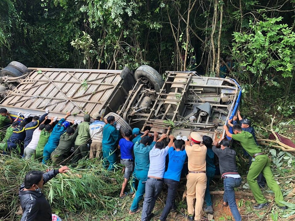 Nạn nhân kể lại giây phút kinh hoàng khi xe khách lao xuống vực sâu - 2 Nạn nhân kể lại giây phút kinh hoàng khi xe khách lao xuống vực sâu - 2