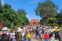 Nghìn người nô nức trẩy hội Đống Đa, uống nước giếng cổ nhà Tây Sơn