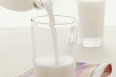 Không ăn cam quýt 1 tiếng trước và sau uống sữa