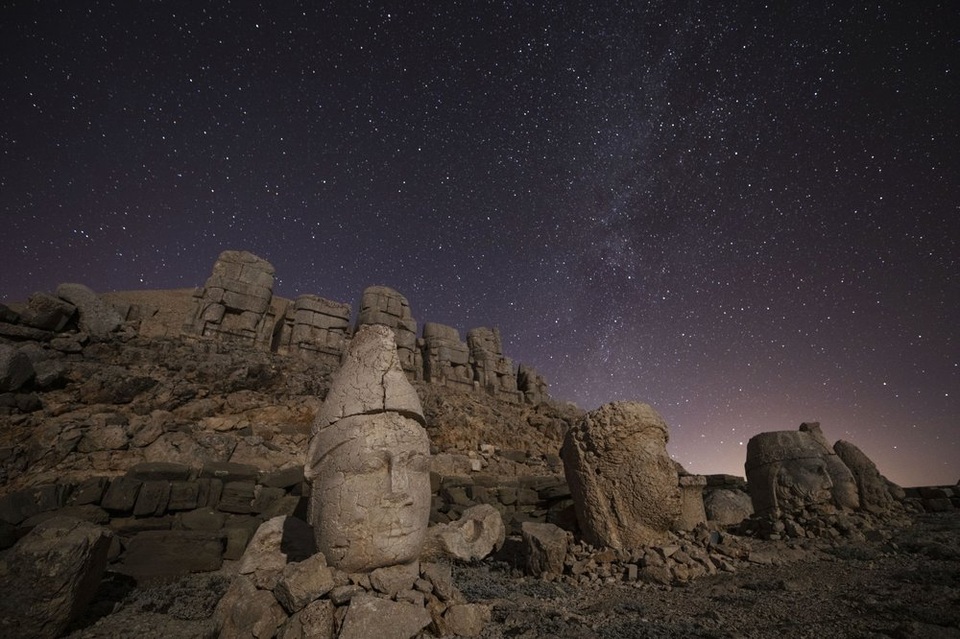 Hoàng hôn kỳ diệu trên những tượng đầu đá khổng lồ - 6