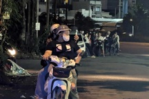 Nhiều người vây quanh nhà Ngân Collagen ở Cần Thơ để livestream