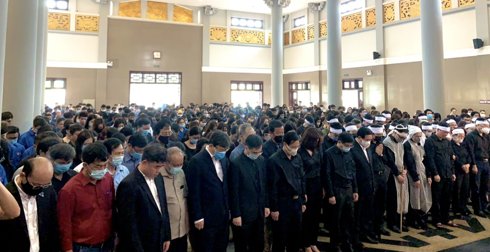Hàng nghìn sinh viên, giảng viên tiễn biệt PGS.TS Lưu Văn An - 10 Hàng nghìn sinh viên, giảng viên tiễn biệt PGS.TS Lưu Văn An - 10