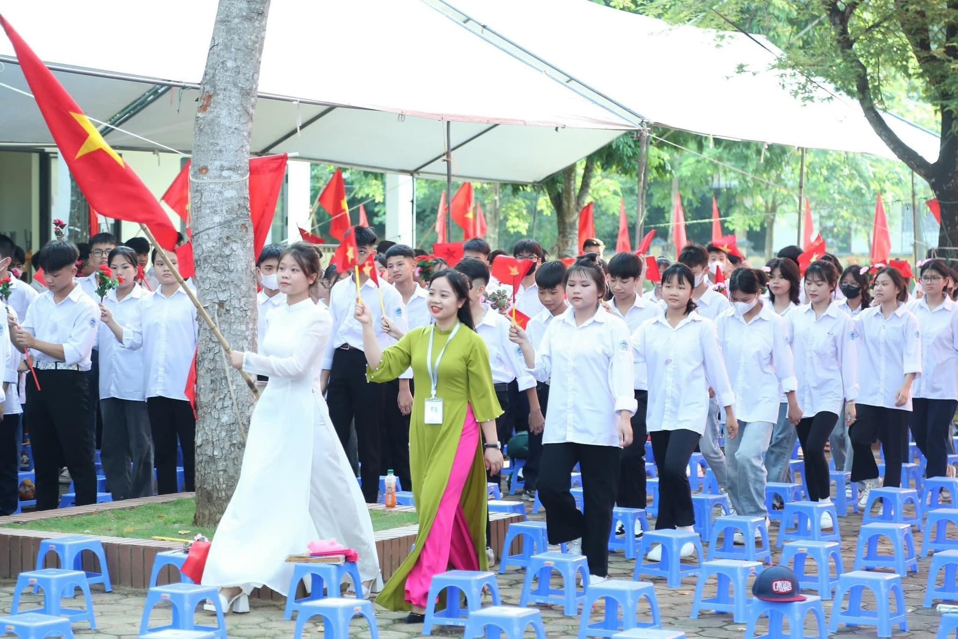 Ngôi trường đặc biệt, mỗi học sinh yếu kém được một thầy cô nhận đỡ đầu - 9 Ngôi trường đặc biệt, mỗi học sinh yếu kém được một thầy cô nhận đỡ đầu - 9