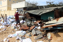 Người dân bất lực nhìn triều cường “đánh sập” nhà cửa