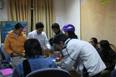 Đổ xô bán vàng, DN gồng mình chịu trận