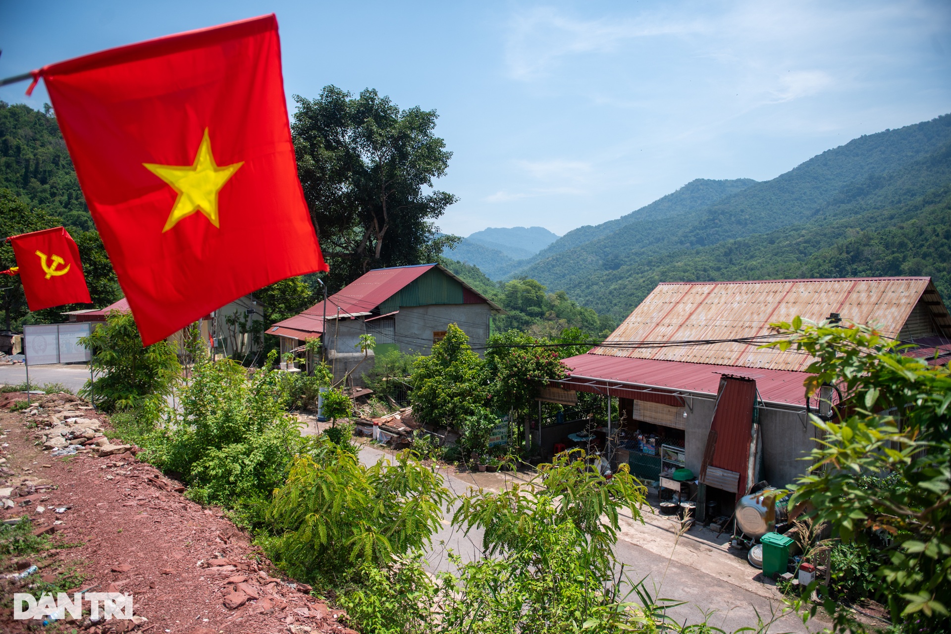 Vượt núi, băng sông tiếp sức cho đồng bào nơi phên dậu Tổ quốc - 2 Vượt núi, băng sông tiếp sức cho đồng bào nơi phên dậu Tổ quốc - 2