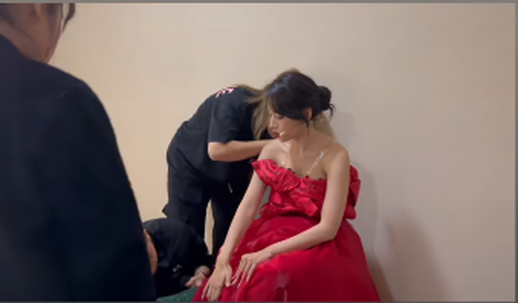 Vì sao Chi Pu bị rướm máu, xước ngực khi biểu diễn tại show Trung Quốc? - 2 Vì sao Chi Pu bị rướm máu, xước ngực khi biểu diễn tại show Trung Quốc? - 2