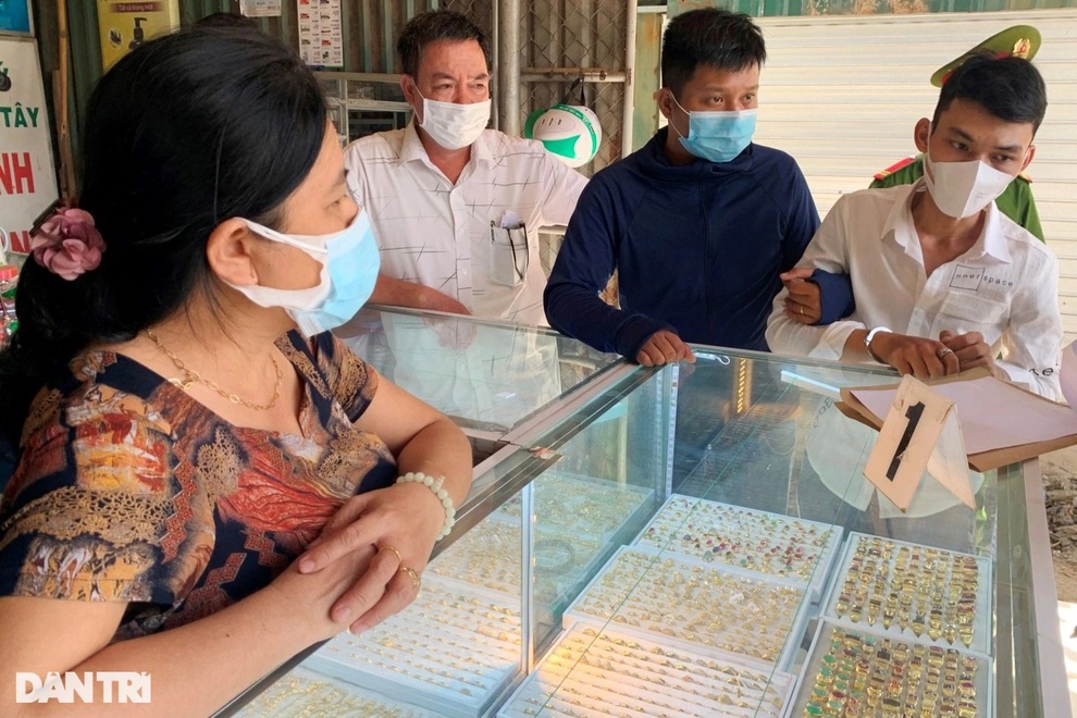 Đến nhà dì ruột chơi, tiện tay trộm tiền, vàng để tiêu xài - 3 Đến nhà dì ruột chơi, tiện tay trộm tiền, vàng để tiêu xài - 3