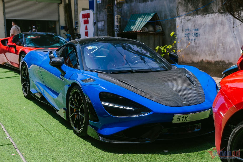 Cận cảnh dàn siêu xe hơn 150 tỷ của đại gia Sài Gòn đi rước dâu tại Hà Nội - 3 Cận cảnh dàn siêu xe hơn 150 tỷ của đại gia Sài Gòn đi rước dâu tại Hà Nội - 3