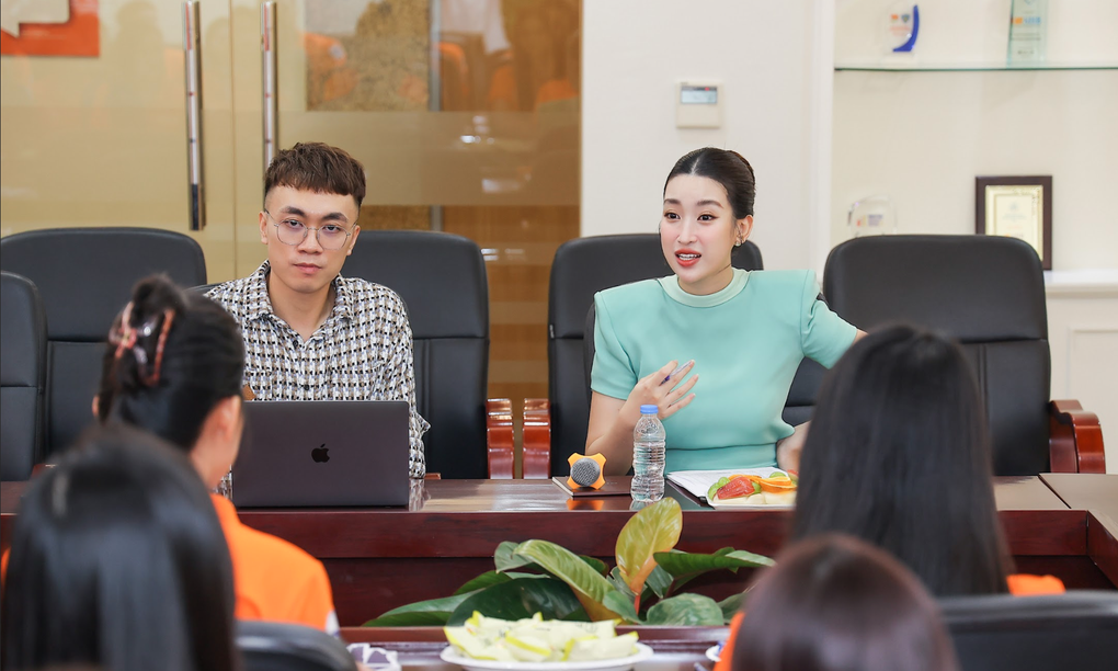 Hoa hậu Đỗ Mỹ Linh dành nhiều thời gian chăm sóc con gái đầu lòng - 1 Hoa hậu Đỗ Mỹ Linh dành nhiều thời gian chăm sóc con gái đầu lòng - 1