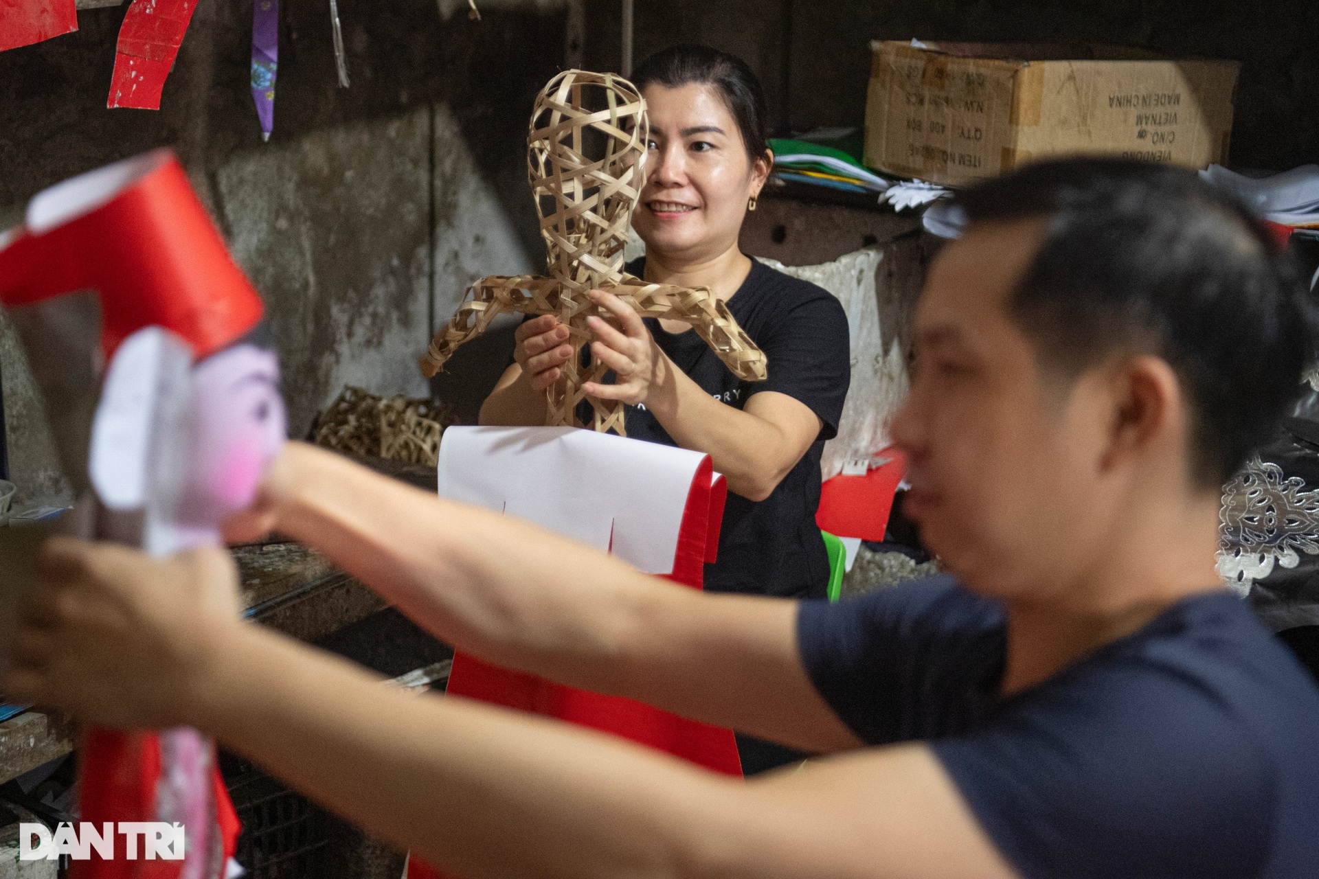 Ngôi làng chuyên sản xuất ngựa giấy, đồ phục vụ cõi âm ở Hà Nội - 5 Ngôi làng chuyên sản xuất ngựa giấy, đồ phục vụ cõi âm ở Hà Nội - 5