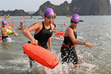 Hàng trăm VĐV nhí tranh tài kịch tính ở giải Aqua Warriors Halong Bay 2025