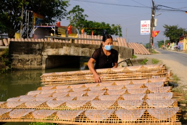 Kiếm tiền triệu mỗi ngày nhờ tráng bánh đa nem phục vụ Tết