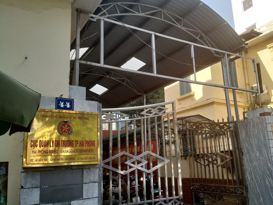Khởi tố, bắt giam nữ cán bộ thuộc Cục Quản lý thị trường Hải Phòng - 1 Khởi tố, bắt giam nữ cán bộ thuộc Cục Quản lý thị trường Hải Phòng - 1