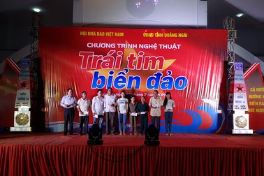 Hội Nhà báo Việt Nam tổ chức chương trình "Trái tim biển đảo" ở Lý Sơn