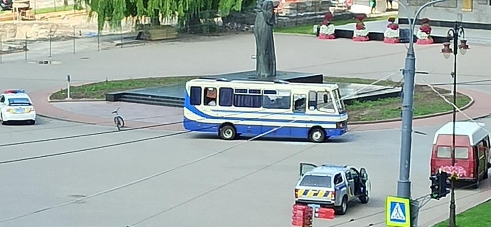 Tổng thống Ukraine làm theo yêu cầu kỳ quặc của tay súng để cứu 20 con tin - 3 Tổng thống Ukraine làm theo yêu cầu kỳ quặc của tay súng để cứu 20 con tin - 3