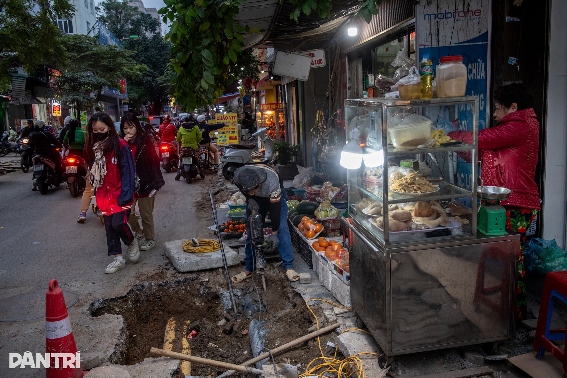 Vỉa hè ở Hà Nội bị xới tung những ngày cuối năm - 11 Vỉa hè ở Hà Nội bị xới tung những ngày cuối năm - 11