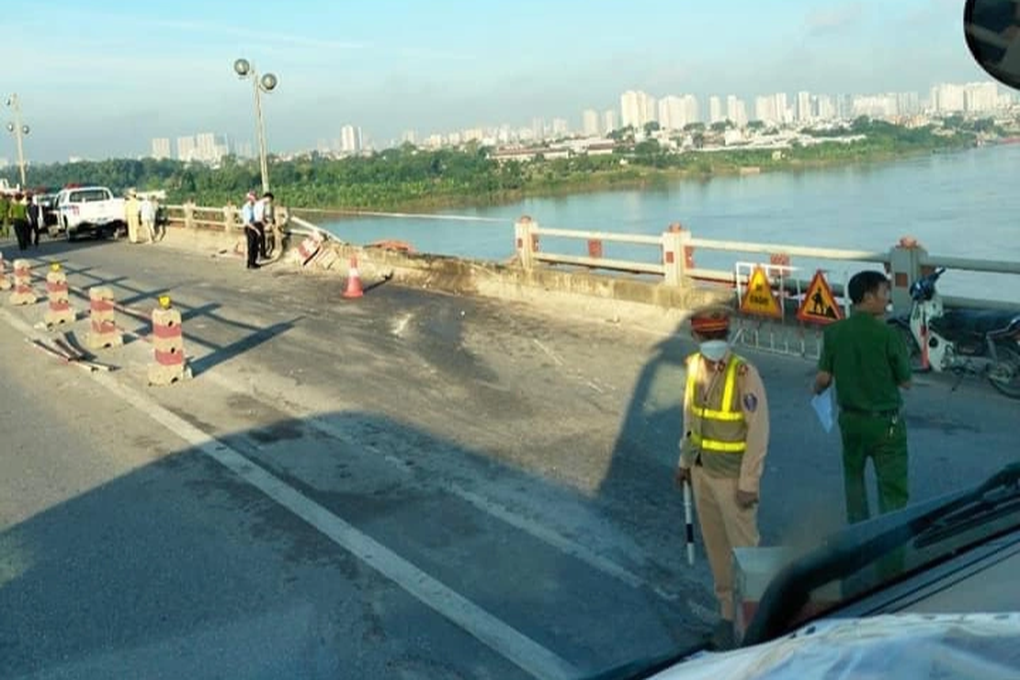 Xe tải húc tung lan can cầu Thanh Trì lao xuống sông, tài xế tự bơi vào bờ - 2 Xe tải húc tung lan can cầu Thanh Trì lao xuống sông, tài xế tự bơi vào bờ - 2