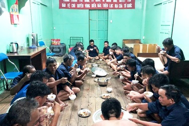 Cứu sống 30 ngư dân Quảng Nam trên tàu câu mực bị nạn